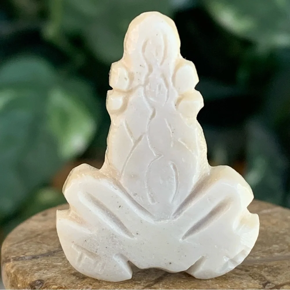 Vintage Natural Bone Bead Frog Hand Carved Fetish Animal Toad Drilled 1.3
